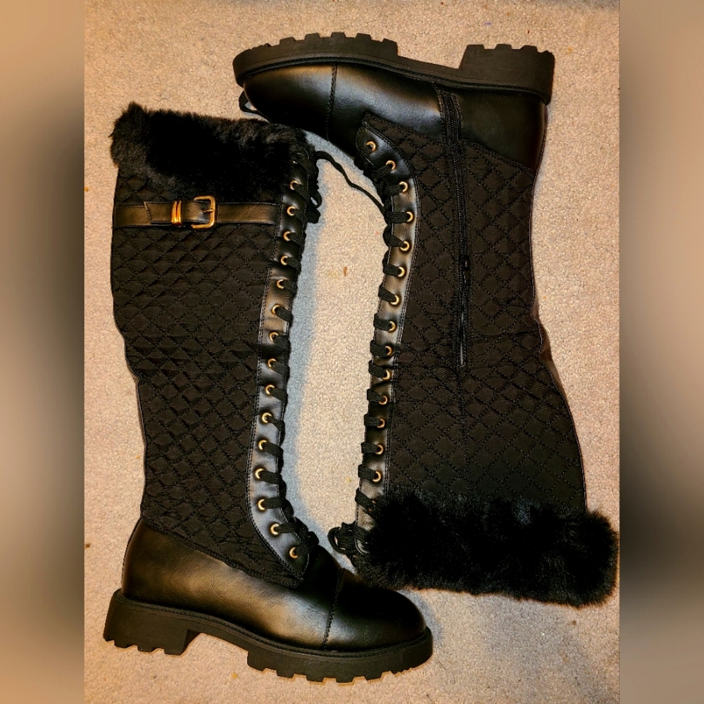 Flat boots